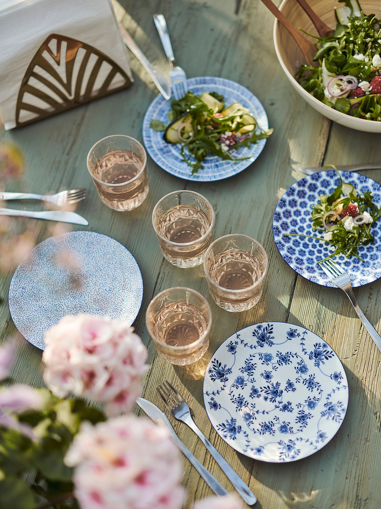 https://www.ikea.com/es/es/images/products/entusiasm-plato-postre-con-motivos-azul__1095642_ph185172_s5.jpg