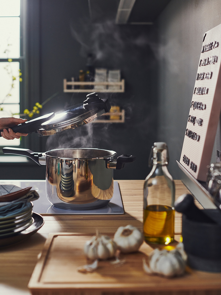 https://www.ikea.com/es/es/images/products/ikea-365-olla-presion-acero-inoxidable__1061388_ph179570_s5.jpg