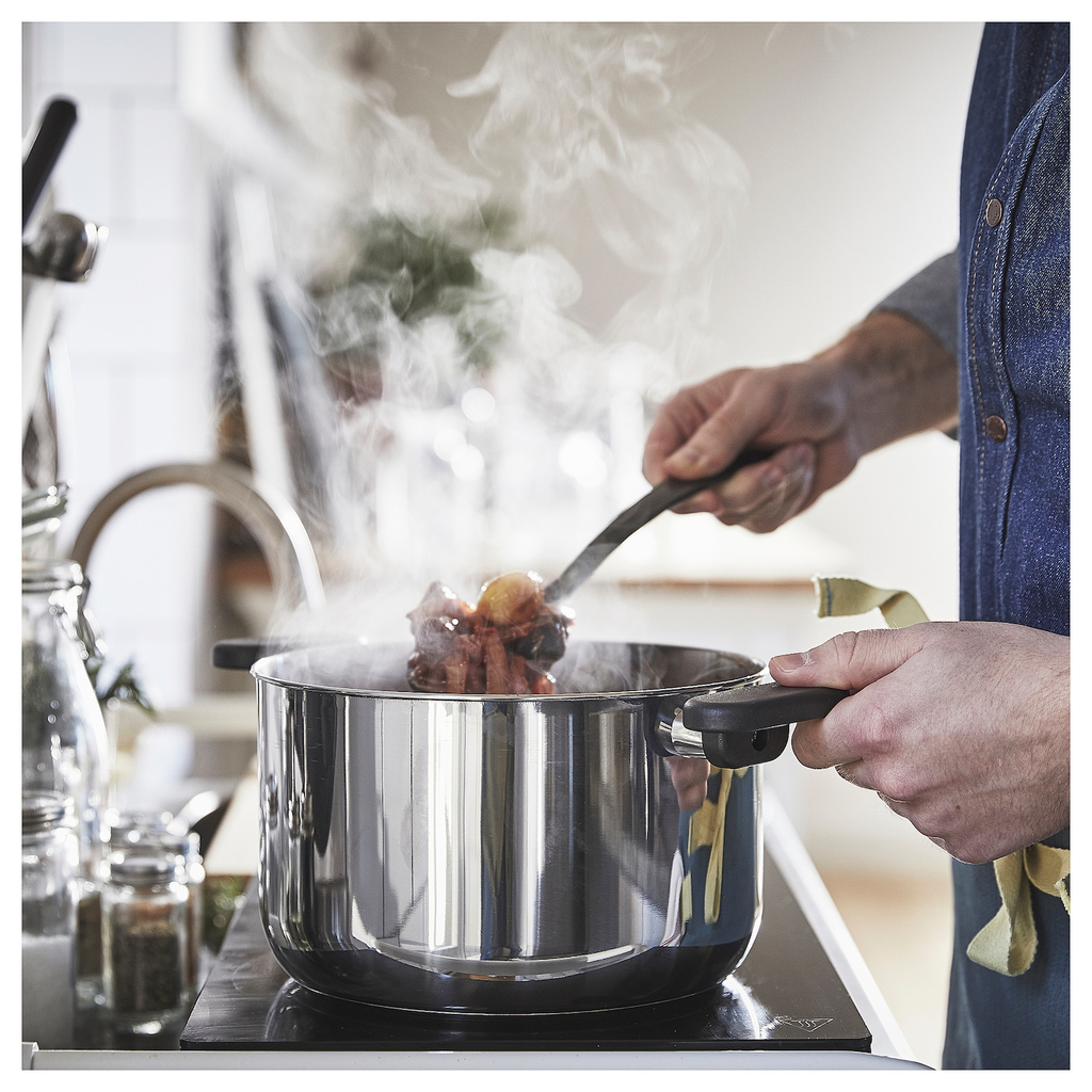 https://www.ikea.com/es/es/images/products/middagsmat-olla-con-tapa-vidrio-incoloro-acero-inoxidable__1225374_pe915287_s5.jpg