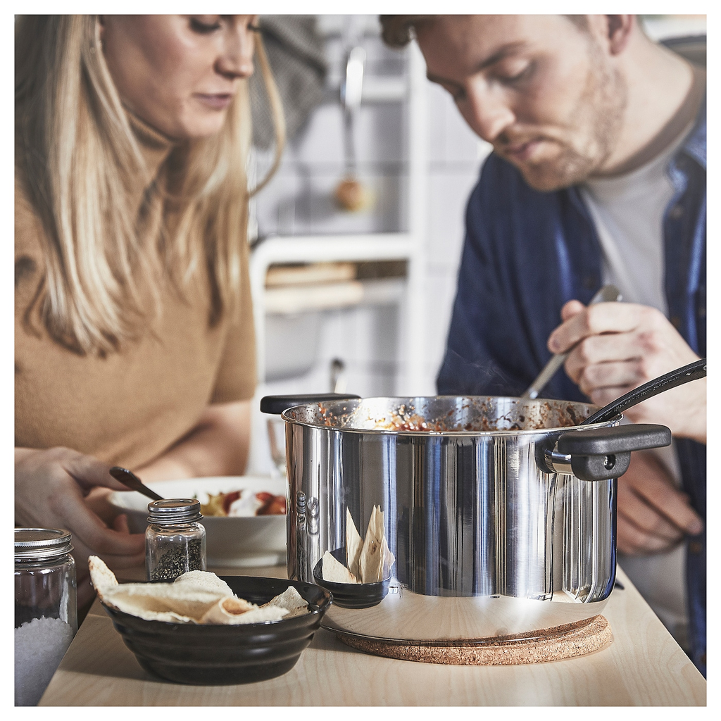https://www.ikea.com/es/es/images/products/middagsmat-olla-con-tapa-vidrio-incoloro-acero-inoxidable__1225371_pe915284_s5.jpg