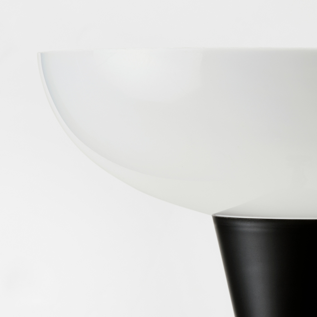https://www.ikea.com/es/es/images/products/tagarp-lampara-luz-indirecta-negro-blanco__0967780_pe810282_s5.jpg