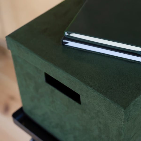 Caja con tapa, terciopelo verde oscuro GJÄTTA